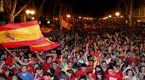 Celebracin en las calles de Palma de Mallorca tras el 4-0 de Espaa en la final de la Eurocopa, disputada en Kiev.