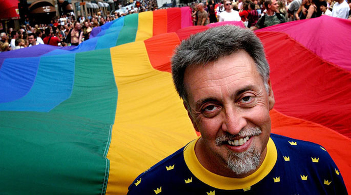 Gilbert Baker: ¿Por qué la bandera del Orgullo Gay perdió el color rosa?