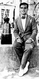 Federico García Lorca, en Lanjarón (Granada), en 1927.