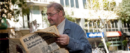 Franco lee el primer ejemplar de EL PERIDICO, frente a la actual redaccin.