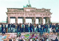 Alemanes orientales, en el muro de Berln, ante la puerta de Brandeburgo.