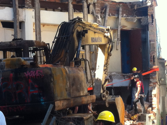 Aspecte de l'excavadora cremada a Can Vies, aquest dissabte.