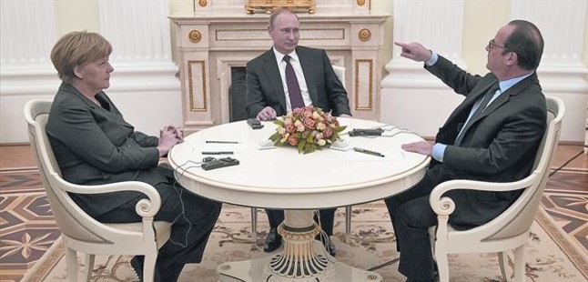 El president francès, François Hollande, i la cancellera alemanya, Angela Merkel, reunits amb el president rus, Vladímir Putin, al Kremlin, ahir.