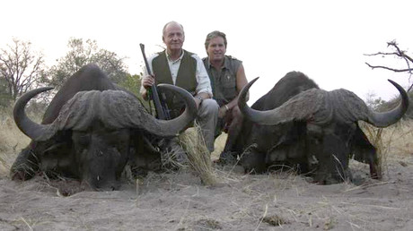 Joan Carles amb Jeff, propietari de Rann Safaris, amb dos búfals morts en el safari.
