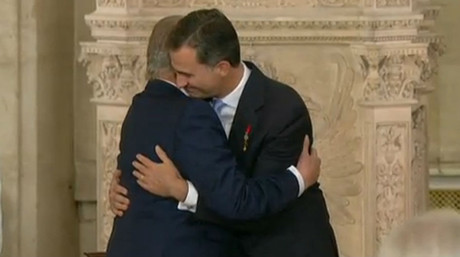 Joan Carles i el seu fill s'abracen desprs de la firma de la llei d'abdicaci, aquest dimecres.
