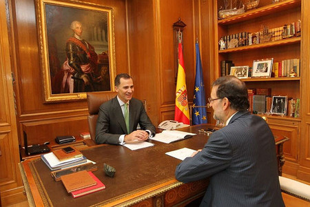 El Rey mantiene su primer despacho como Jefe del Estado con el presidente del Gobierno, Mariano Rajoy.