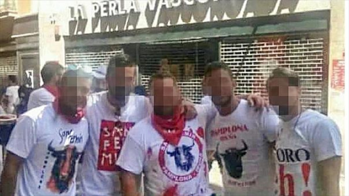 Fotografía del grupo conocido como La manada, acusados de una violación múltiple que se está juzgando en Pamplona.