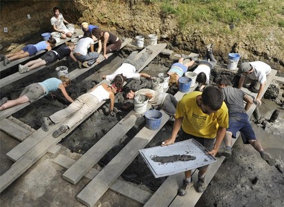 Un grupo de arqueólogos trabaja en las excavaciones del Parque Neolótico de la Draga, en Banyoles, donde se ha hallado el arco de caza neolítico más antiguo de Europa.