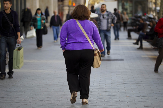 Una mujer con sobrepeso pasea por Barcelona. 