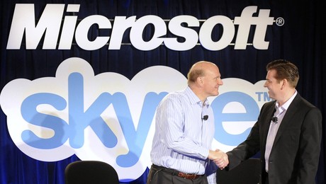 Steve Ballmer, director ejecutivo de Microsoft, y Tony Bates, homólogo de Skype, durante la presentación de los servicios conjuntos en el 2011.