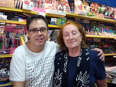 Octavio Serret amb Rosa Regàs, a la seva llibreria, aquest agost