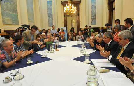 Víctimas del franquismo, reunidos con la comisión de derechos humanos de la Cámara de Diputados del Parlamento argentino, el martes en Buenos Aires.