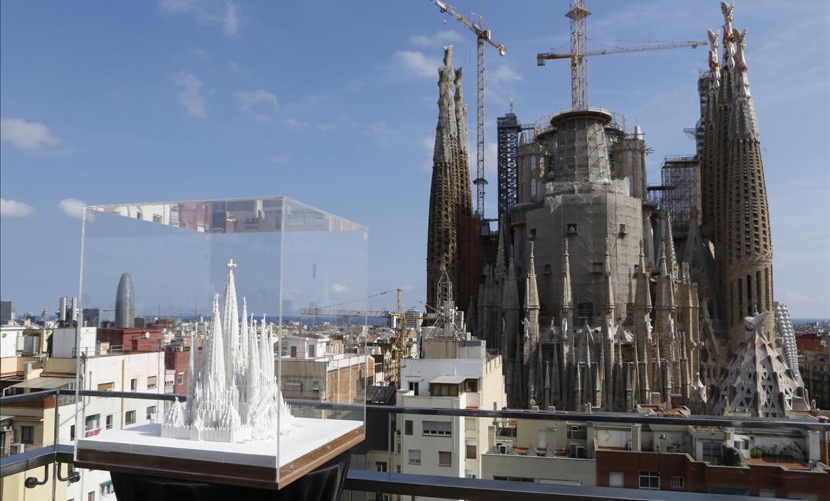 La Sagrada Família es fortifica allhora que assalta les altures