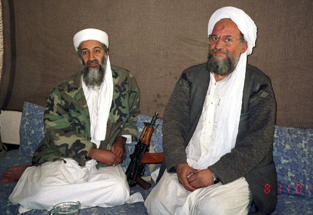 Osama bin Laden y Ayman al Zahahiri,&#160;durante una entrevista con el periodista pakistaní Hamid Mir en una imagen proporcionada por el periódico 'Dawn' el 10 de noviembre del 2001.