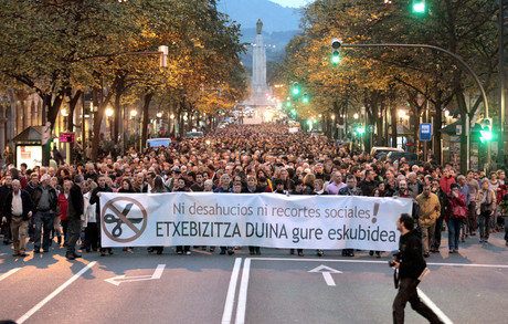 Manifestación, promovida por sindicatos y colectivos sociales en Bilbao, para protestar por los desahucios y los recortes sociales tras el suicidio de una mujer en Barakaldo y las medidas aprobadas por el Gobierno central.