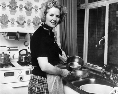 Thatcher, a la cuina de casa seva a Londres, en una imatge del 1975.