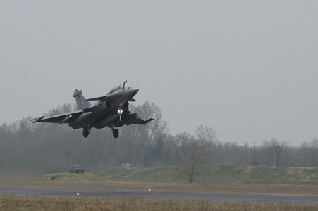 Un avión de combate francés despega de la base de Saint-Dizier con destino a Libia, este sábado. 