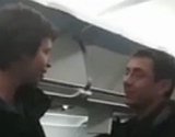 Un pasajero increpa a Juan Carlos Monedero tras aterrizar en Madrid en un vuelo de Swiss Air procedente de Ginebra