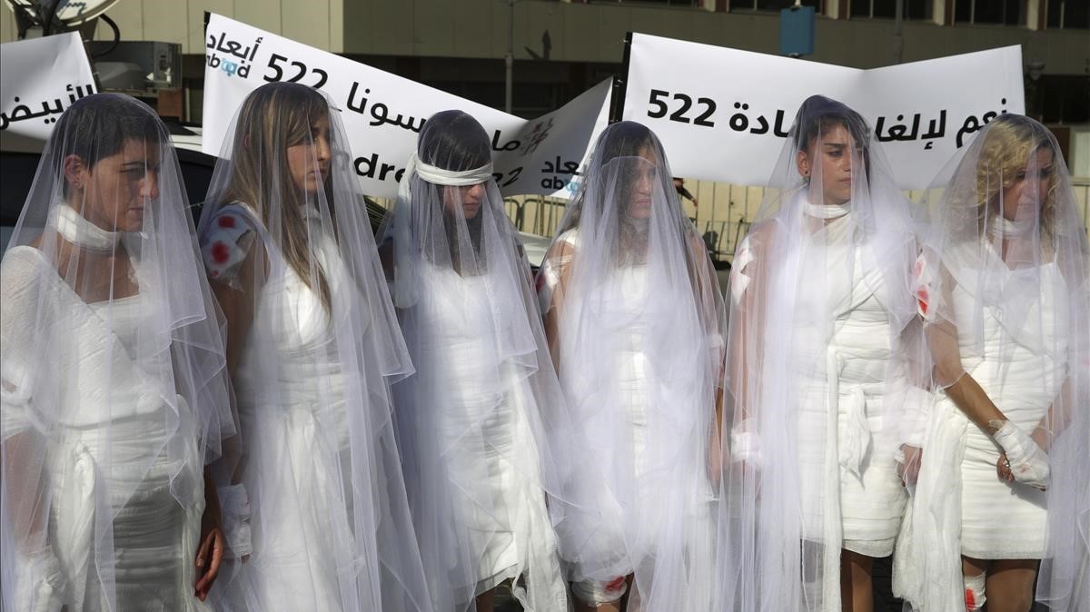 Mujeres vestidas de novia en una protesta contra la ley derogada, en Beirut, en diciembre del 2016.