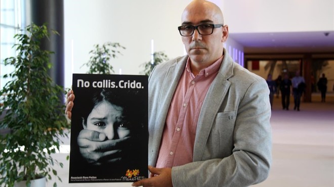 Manuel Barbero  el padre del exalumnao de los Maristas que denunció los abusos, con un cartel en el que se lee: 'No callis. Crida'   