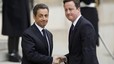 Sarkozy saluda al primer ministro británico, David Cameron, a las puertas del Elíseo, este sábado. 