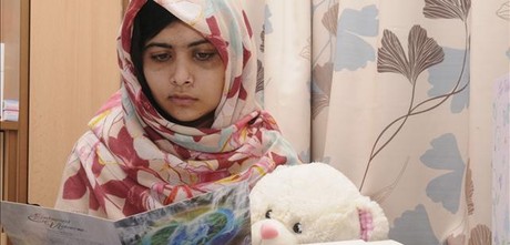 Malala lee una carta en su habitación del hospital de Birmingham.