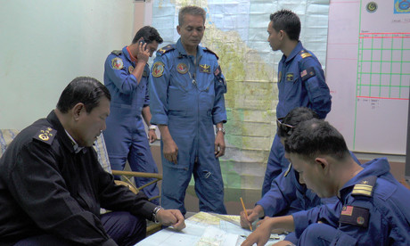 El personal de vigilancia marítima de Malasia durante las operaciones de búsqueda y rescate en la ciudad de Terengganu.