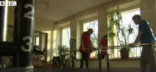 El paciente búlgaro Darek Fidyka, dando algunos pasos tras el tratamiento.