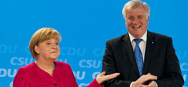 La cancillera Angela Merkel, junto al líder de la CSU, Horst Seehofer, en junio del 2013.