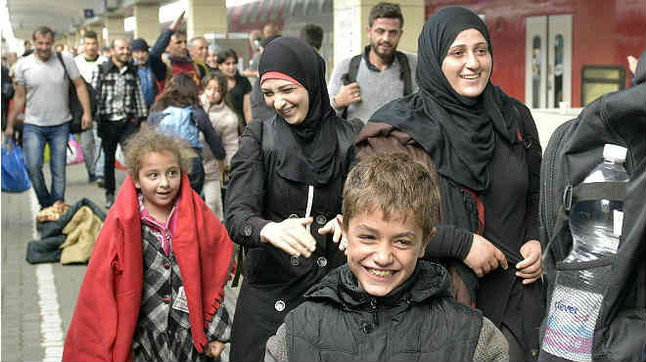 Viena recibe con aplausos a los refugiados del primer tren especial