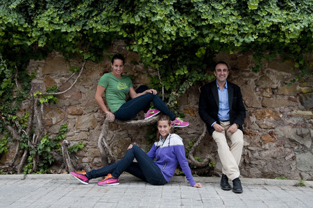 Anni , Clara (sentada en el suelo) y Xesco Espar, en Barcelona, esta pasada semana.