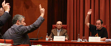 Los miembros de la comisin de investigacin votan en presencia de Ramn Girons, exsuegro de Jordi Pujol Ferrusola.