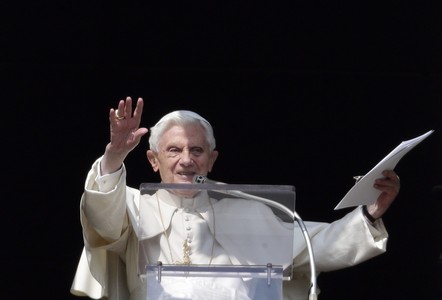 El Papa saluda a los fieles, desde el balcón del Vaticano, este domingo. 