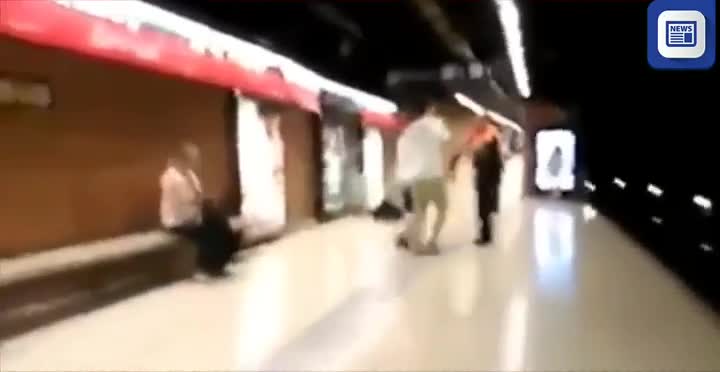Agresión a un vigilante del metro de Barcelona, la semana pasada, grabada por un viajero.