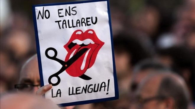 Pancarta en defensa del catalán en una manifestación.