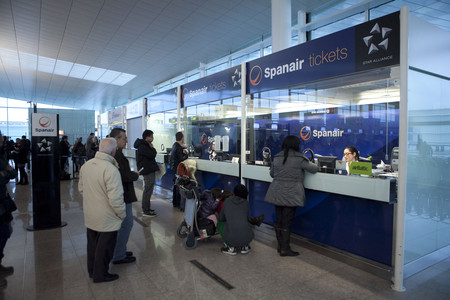 Pasajeros de Spanair, ante los mostradores de la compañía, el sábado, en el aeropuerto de El Prat. 