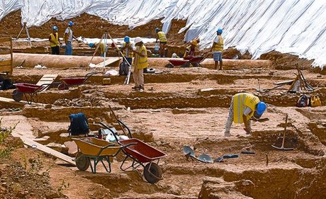 Un grupo de arqueólogos y auxiliares trabajan en la excavación de la villa romana de La Sagrera, ayer.