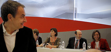 Rodríguez Zapatero, en primer plano, con Rubalcaba y Chacón, al fondo, en el congreso socialista de Sevilla. JOSÉ LUIS ROCA