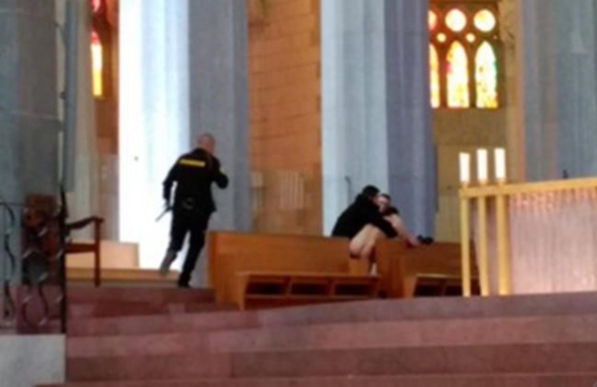 Un home despullat es cola a la Sagrada Família