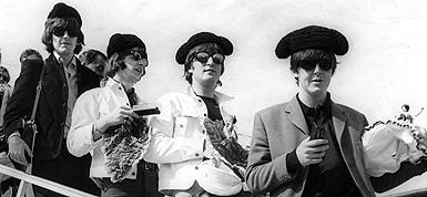 Els Beatles baixen de l'avió al Prat per actuar a la Monumental, el 1965.
