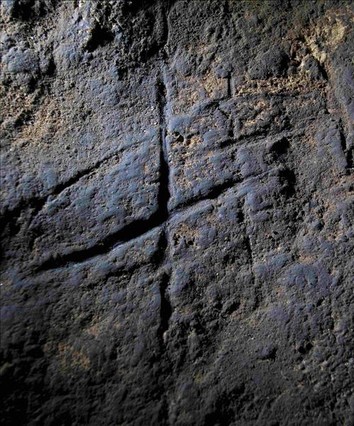 El grabado localizado en la cueva Gorham, en Gibraltar, formado por diversas líneas que se cruzan perpendicularmente.
