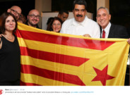 El presidente de Venezuela, Nicolás Maduro, se fotografía con una 'estelada' junto a representantes de Ítaca.