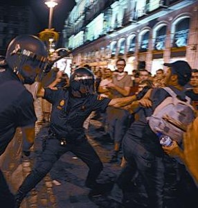 La policia carrega a la Puerta del Sol.