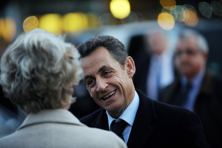 Sarkozy saluda a la alcaldesa de Fráncfort, Petra Roth, a su llegada a la ciudad alemana.