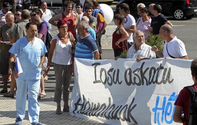 Concentración a las puertas del Hospital Donostia para pedir la liberación de Iosu Uribetxeberria. JUAN HERRERO | EFE