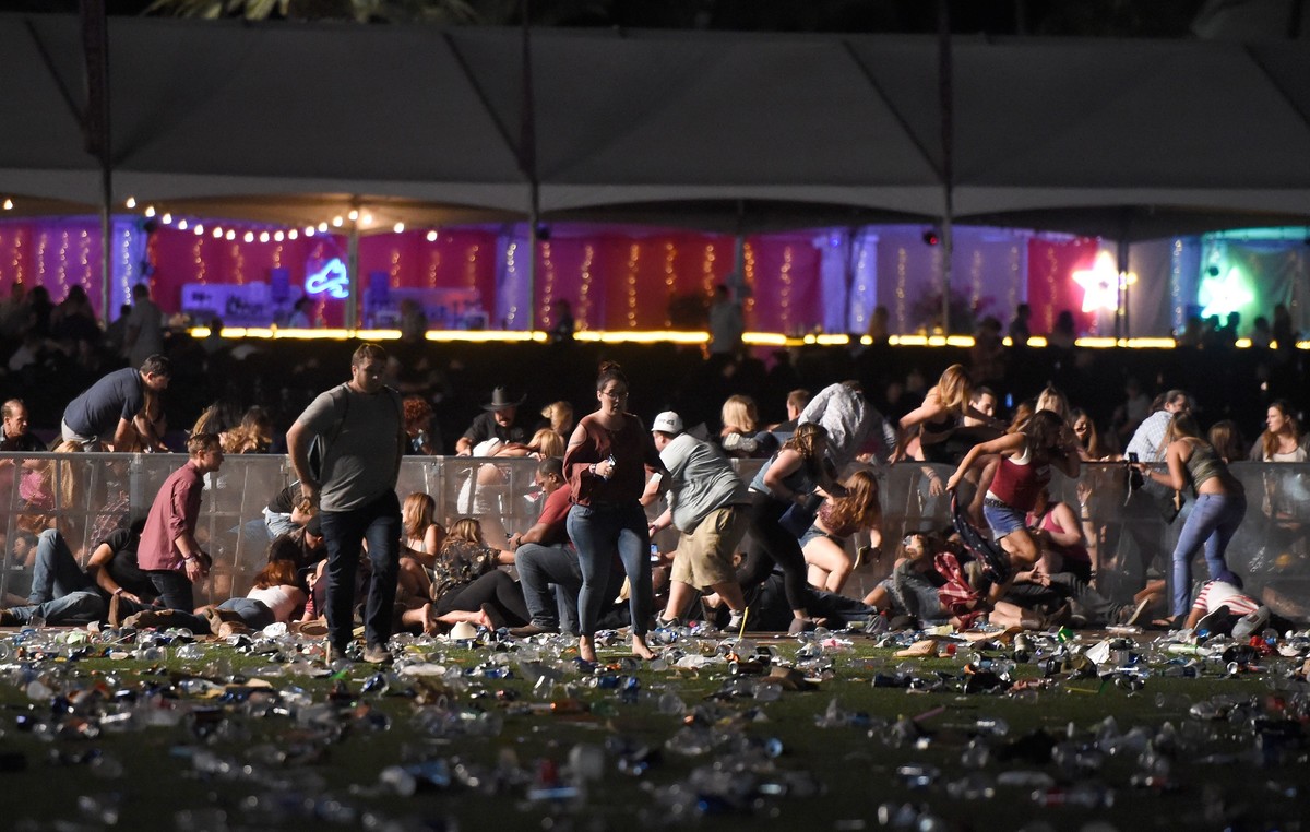 Decenas de personas corren tras el tiroteo en el festival Route 91 Harvest, este domingo en Las Vegas.