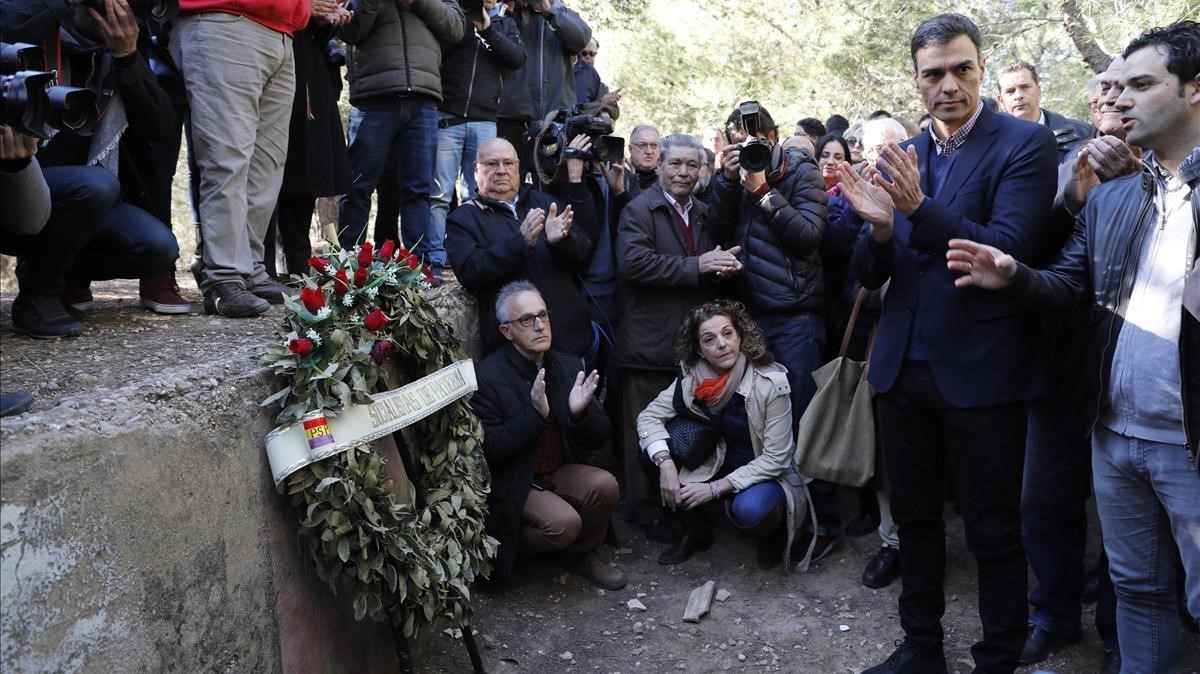 Pedro Sánchez durante su visita a las fosas comunas del cementerio de Paterna, este lunes.