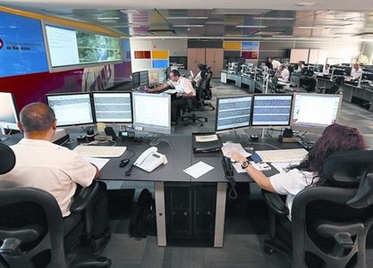La sala de control dels autobusos de Barcelona, amb una vintena de comandos que gestionen les lnies en funci de la cotxera de sortida.