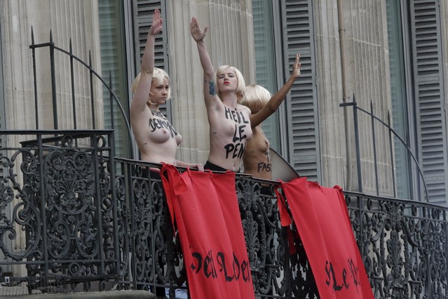  Activistas de Femen hacen el saludo nazi frente al lugar donde Marine Le Pen daba un discurso, este viernes en París.