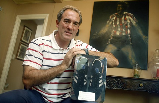 Andoni Goikoetxea, con una botas de su época de jugador, en una imagen reciente en su casa.